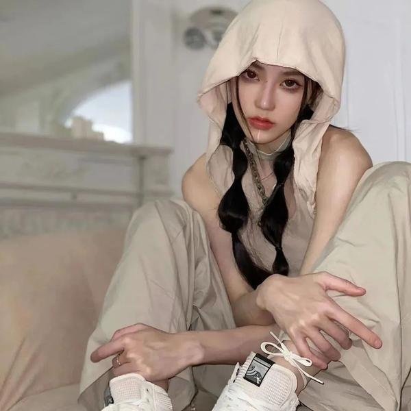 泳池里的女人